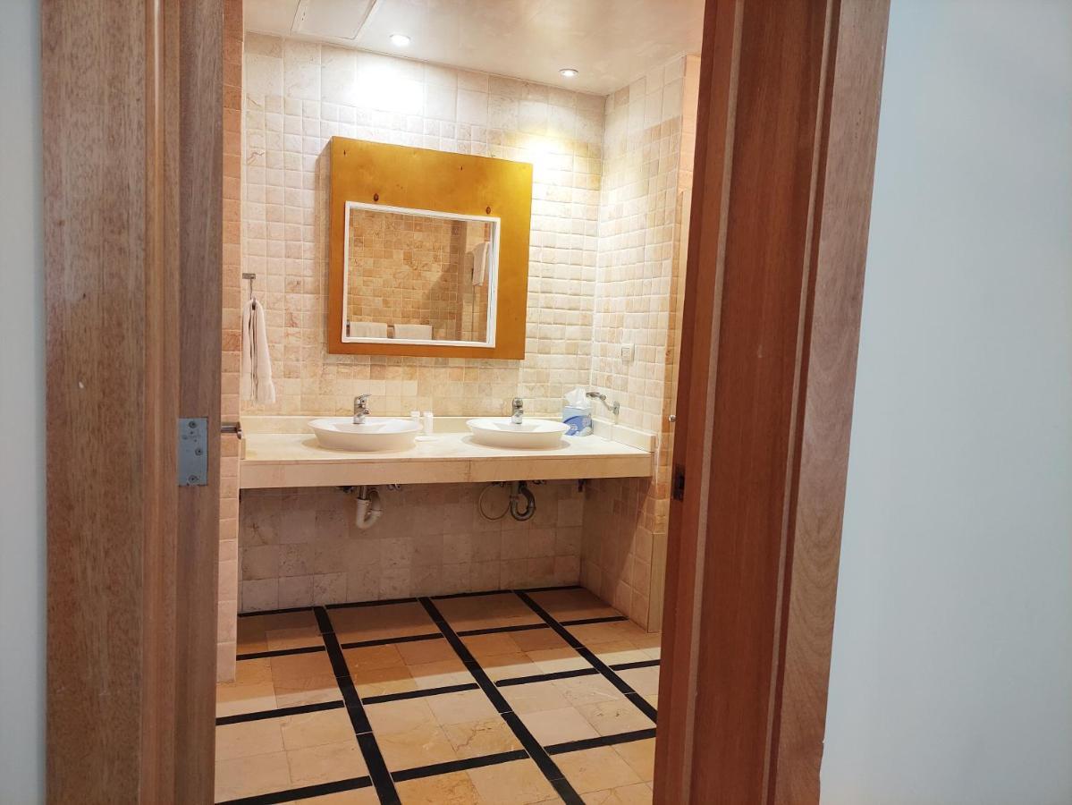Chic Beachfront Apartment - Private Beach Access Пунта Кана Екстериор снимка